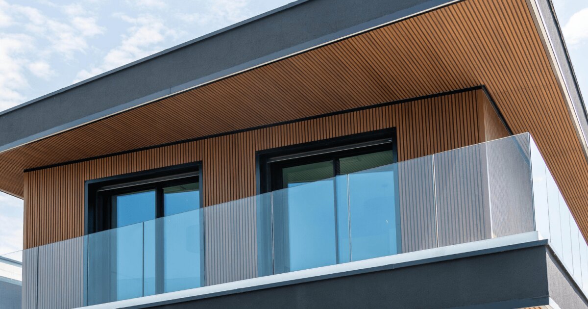 Élégance naturelle pour cette maison neuve en bardage Fiberdeck WEO 35 Teak