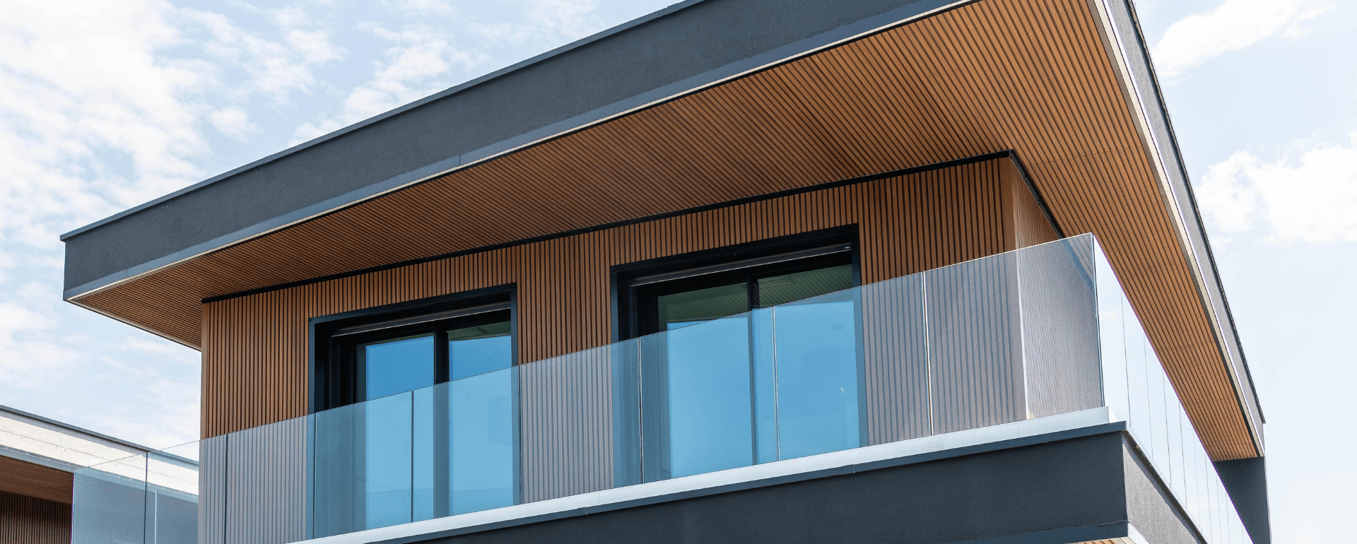 Élégance naturelle pour cette maison neuve en bardage Fiberdeck WEO 35 Teak