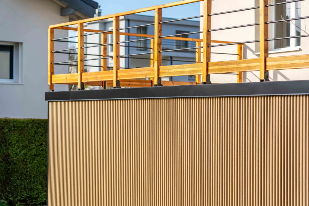 Realisation Limputrescible : maison habillee en bardage composite et garde-corps bois