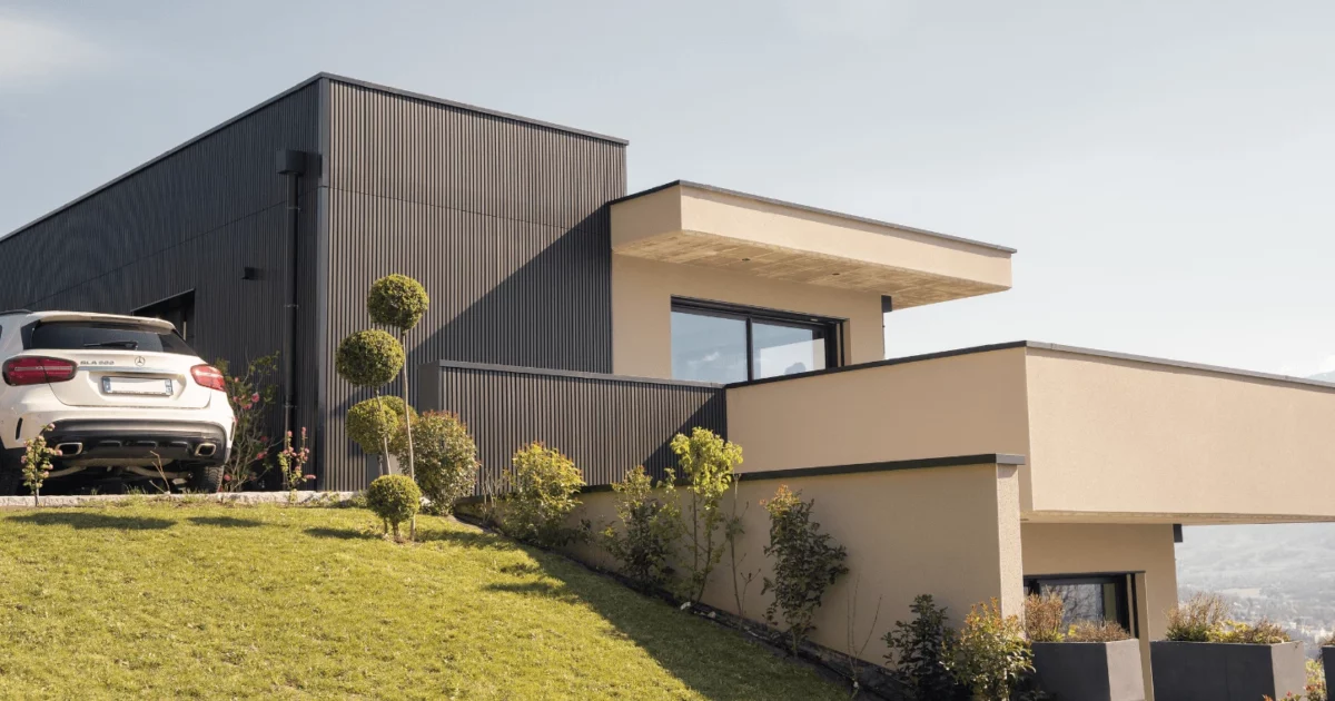 Un projet moderne avec le bardage WEO 35 Dark Grey sur les hauteurs de Chambéry