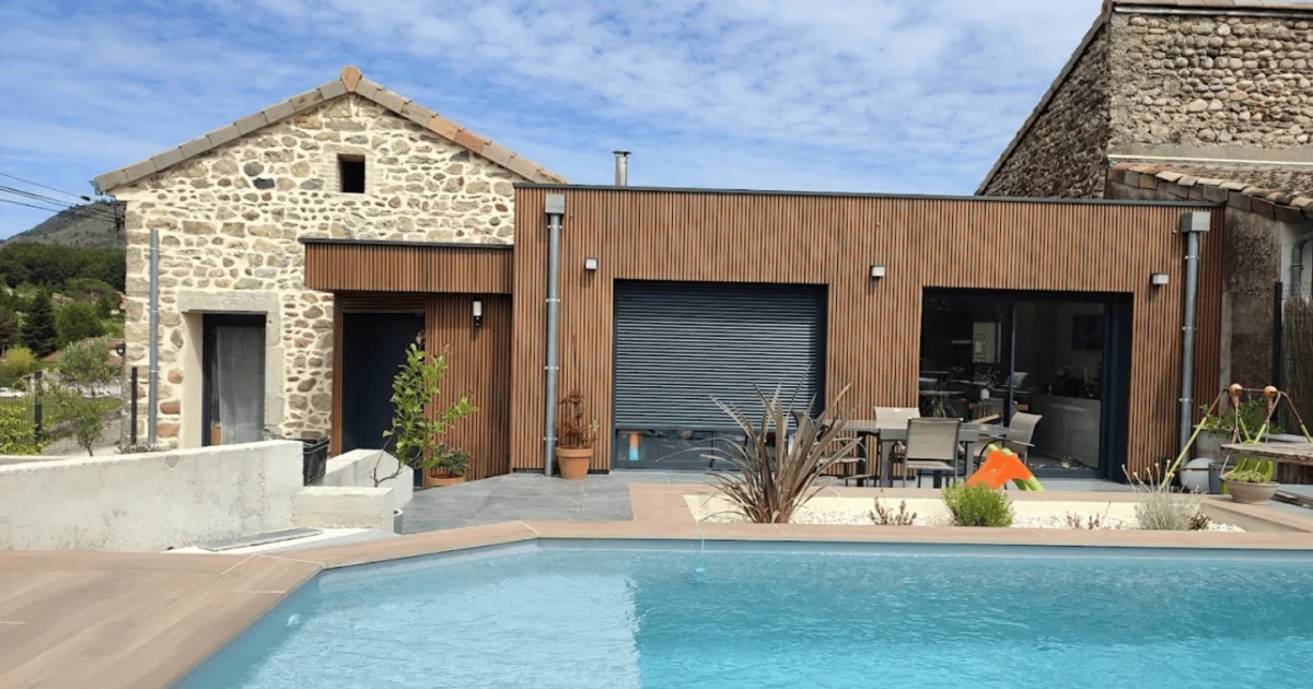 Une seconde jeunesse pour cette maison en pierre grâce au bardage Fiberdeck WEO 35 Teak