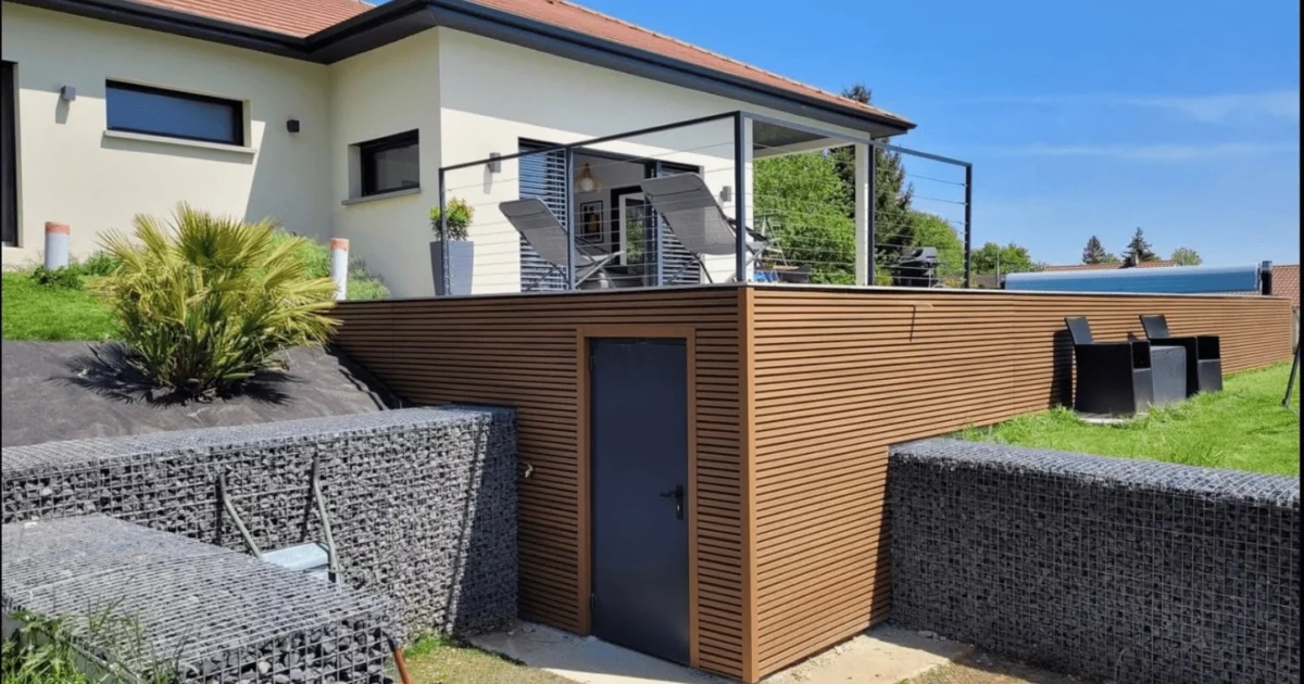 Un extérieur pensé dans les moindres détails avec le bardage WEO 35, la terrasse Brooklyn et le WEO Essential