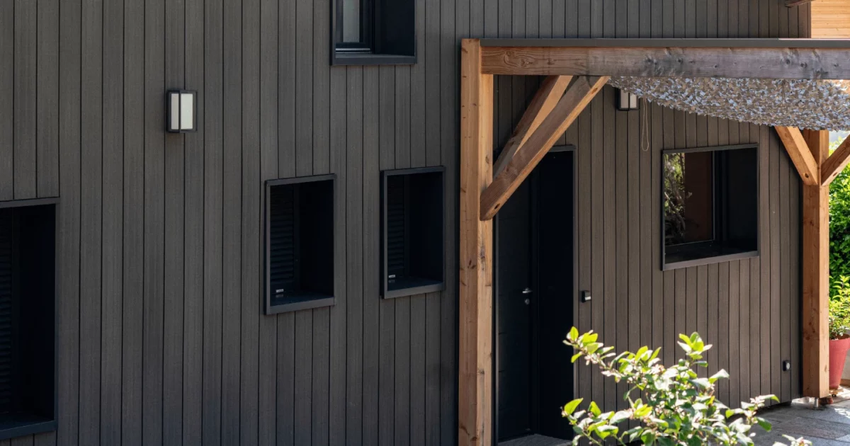 Un charpentier convaincu qui choisit Limputrescible pour sa propre maison avec un bardage WEO Essential Dark Grey