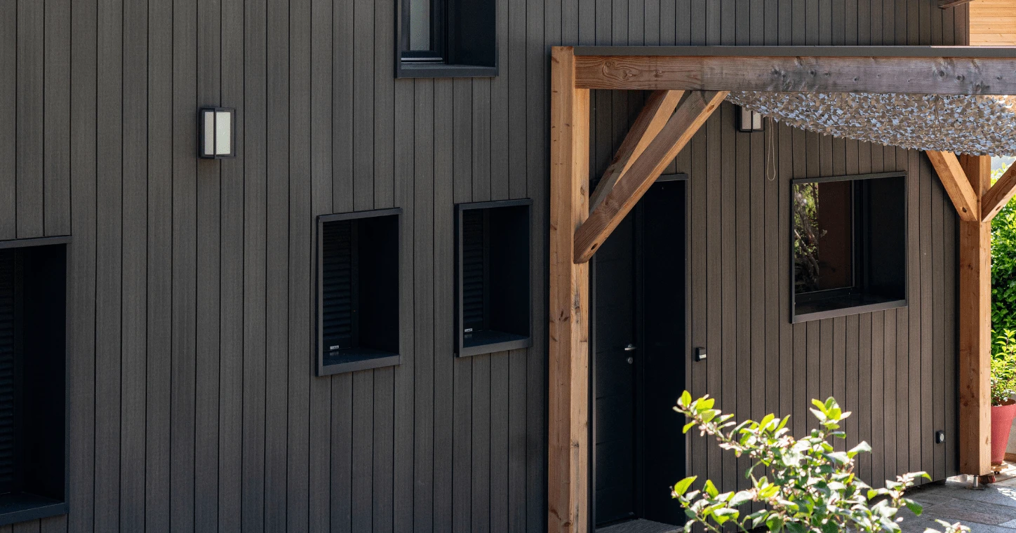Un charpentier convaincu qui choisit Limputrescible pour sa propre maison avec un bardage WEO Essential Dark Grey
