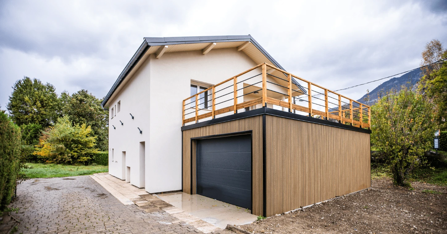 Un garage en parement acier imitation claire-voie qui apporte caractère et modernité à la maison