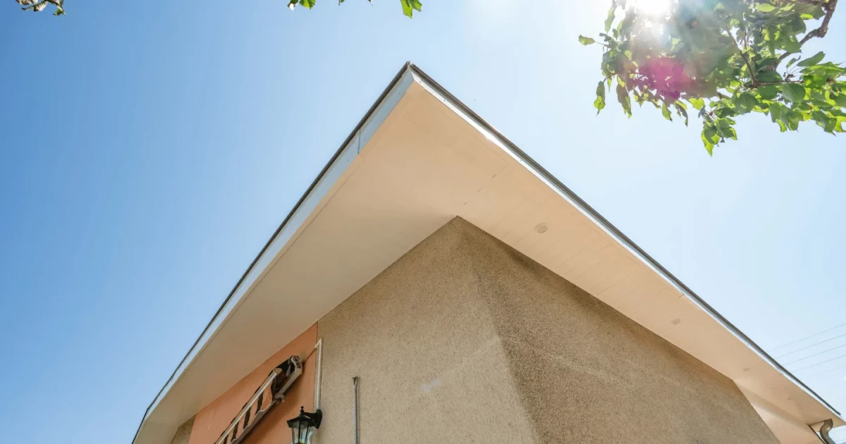 Une rénovation de toiture à la fois esthétique et durable avec un habillage PVC blanc