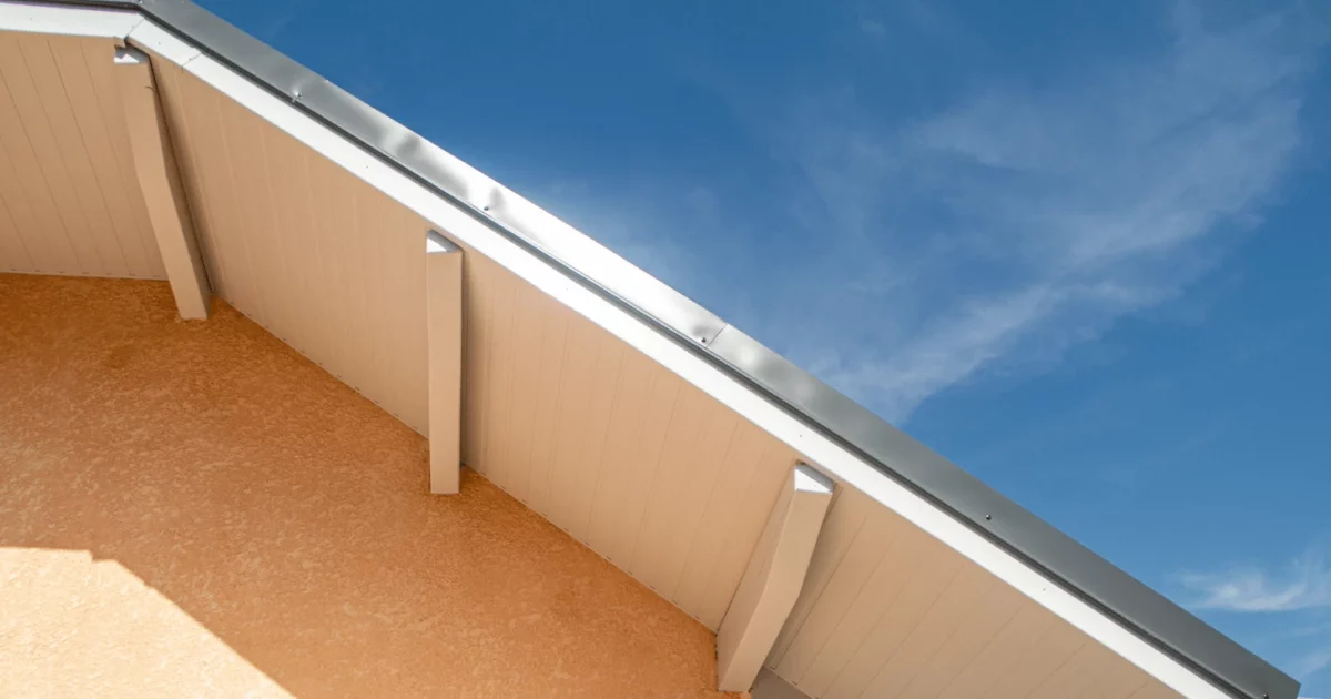 Une toiture rénovée, moderne et harmonieuse avec un habillage de toiture en PVC gris