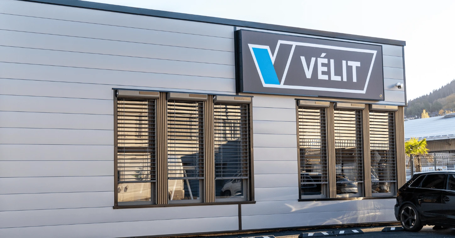 Un bâtiment professionnel qui se démarque avec un parement acier imitation claire-voie