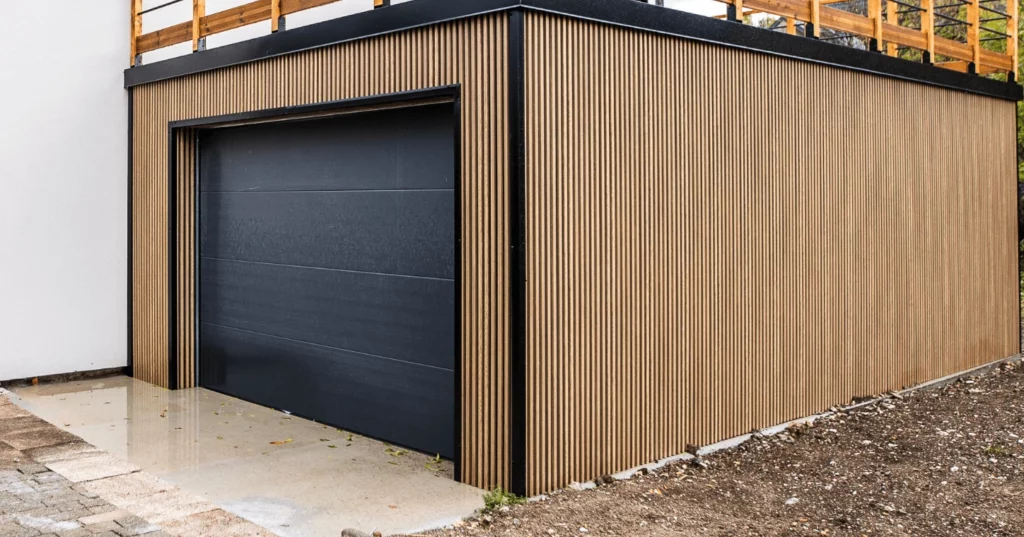 Batiment habille en bardage exterieur avec porte de garage