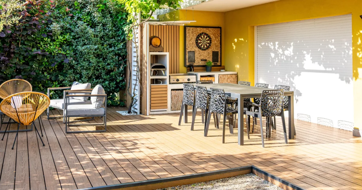 Comment créer un extérieur harmonieux avec bardage, terrasse et brise-soleil ?
